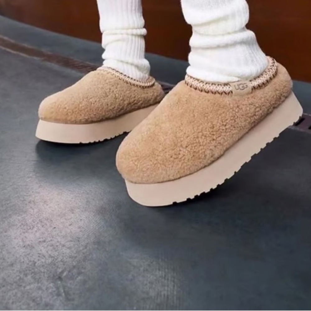 UGG Tazz Maxi Curly Genuine
Shearling Platform Slipper size 7